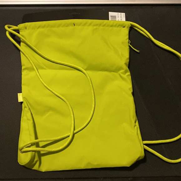 Men/women Nike draw string backpack. Zipper side pocket. BNWT Yellow/green color - Picture 3 of 6